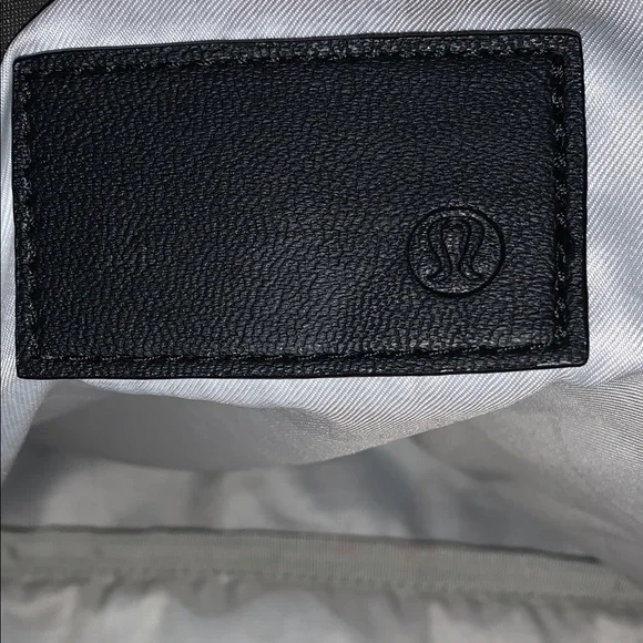 Lululemon green dufflebag vinyl with black leather handles 18in long - Picture 8 of 13